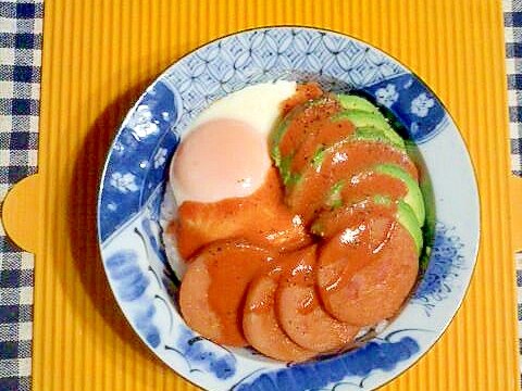 アボカドとソーセージの丼♪